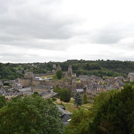 Mercier De Montigny - Les Chambres Du Beffroi - Spa Et Massage Fougères Екстериор снимка