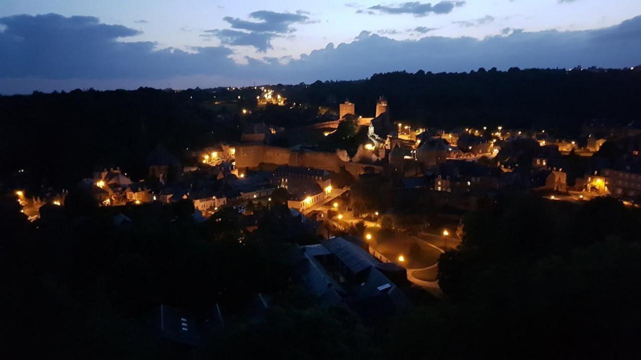 Mercier De Montigny - Les Chambres Du Beffroi - Spa Et Massage Fougères Екстериор снимка