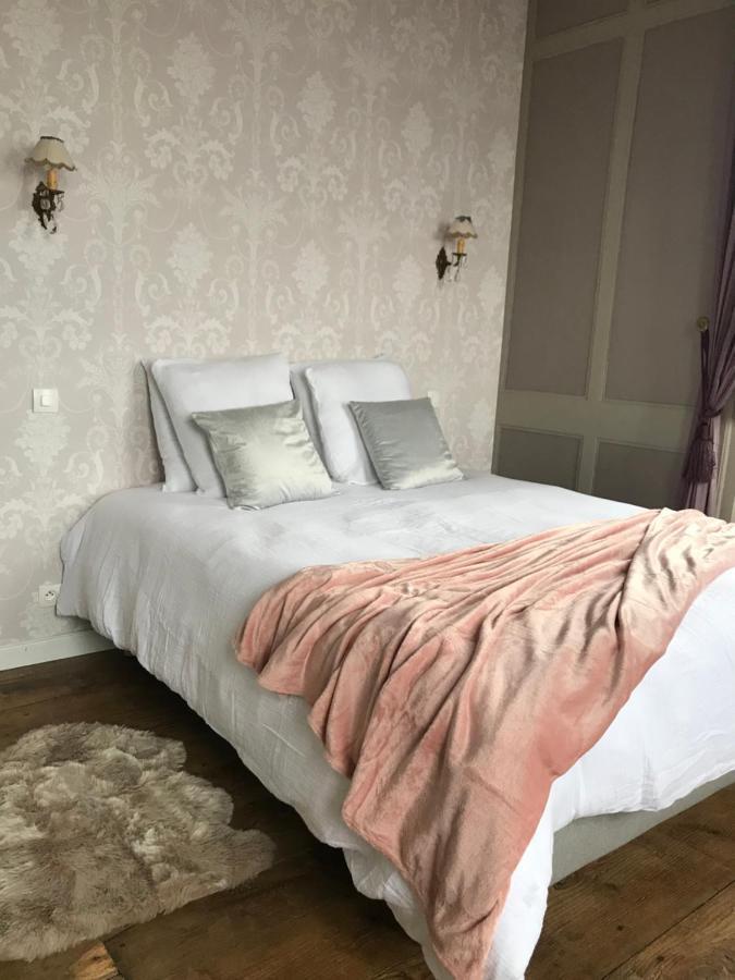 Mercier De Montigny - Les Chambres Du Beffroi - Spa Et Massage Fougères Екстериор снимка