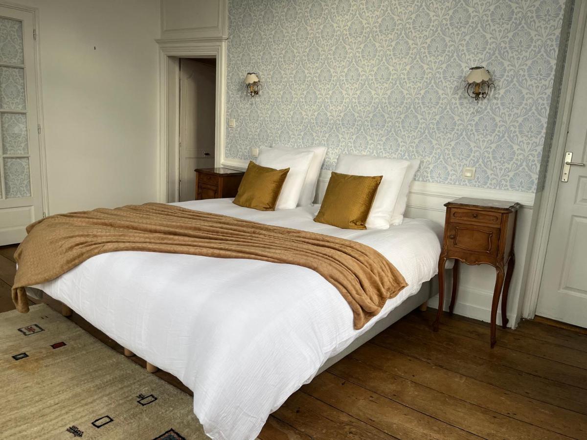 Mercier De Montigny - Les Chambres Du Beffroi - Spa Et Massage Fougères Екстериор снимка