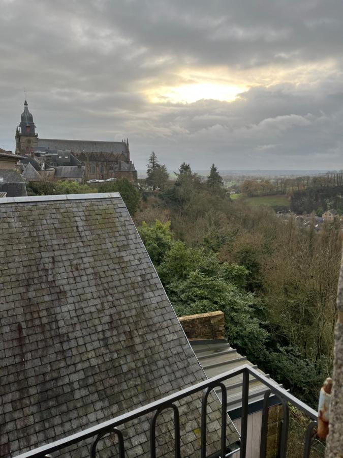 Mercier De Montigny - Les Chambres Du Beffroi - Spa Et Massage Fougères Екстериор снимка