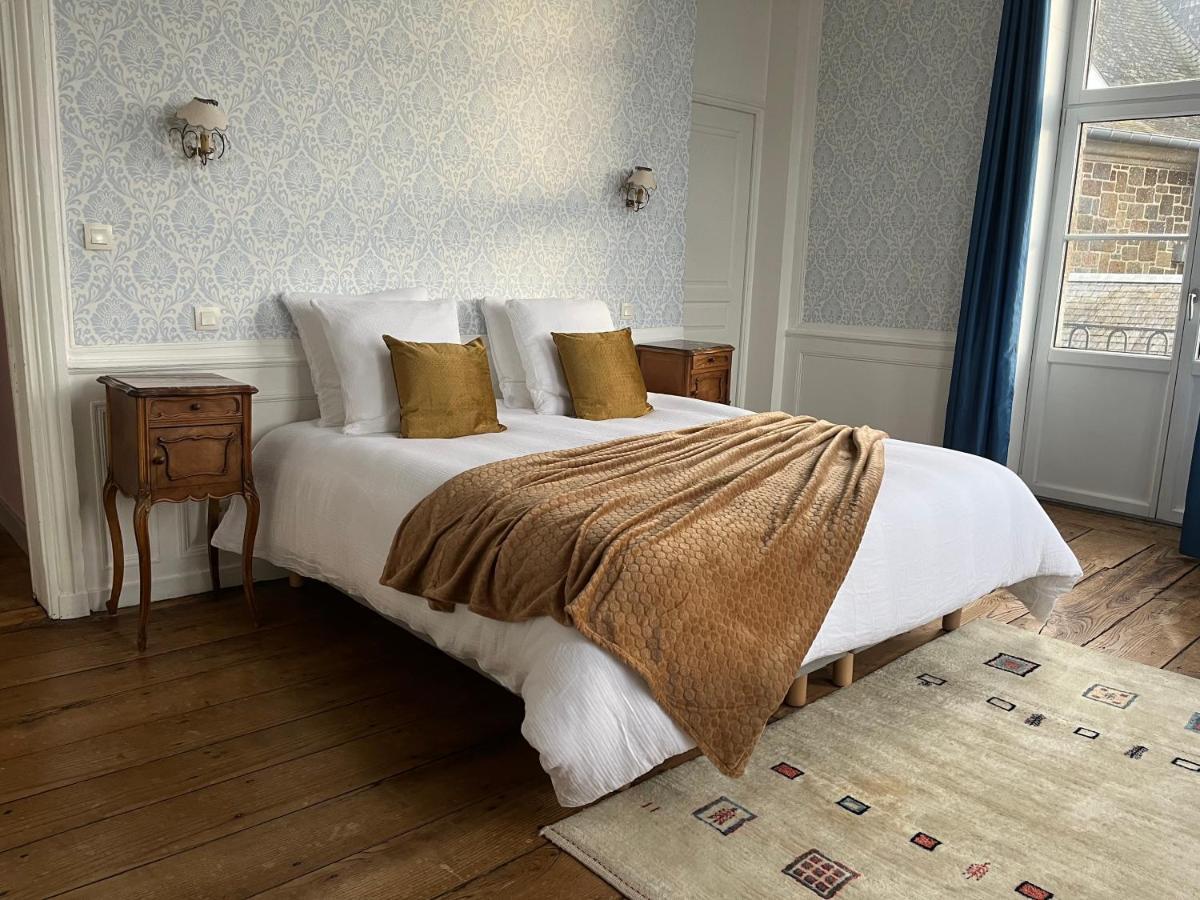 Mercier De Montigny - Les Chambres Du Beffroi - Spa Et Massage Fougères Екстериор снимка