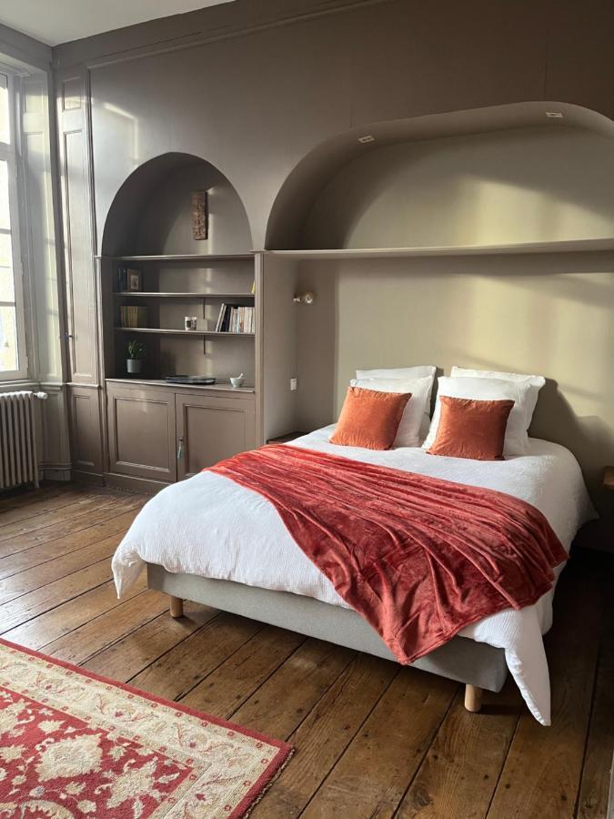 Mercier De Montigny - Les Chambres Du Beffroi - Spa Et Massage Fougères Екстериор снимка