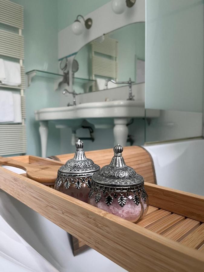Mercier De Montigny - Les Chambres Du Beffroi - Spa Et Massage Fougères Екстериор снимка