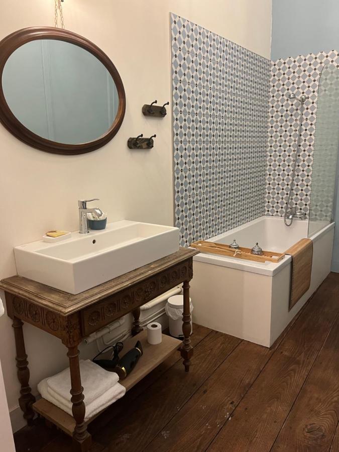 Mercier De Montigny - Les Chambres Du Beffroi - Spa Et Massage Fougères Екстериор снимка
