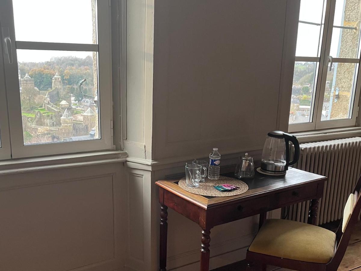 Mercier De Montigny - Les Chambres Du Beffroi - Spa Et Massage Fougères Екстериор снимка