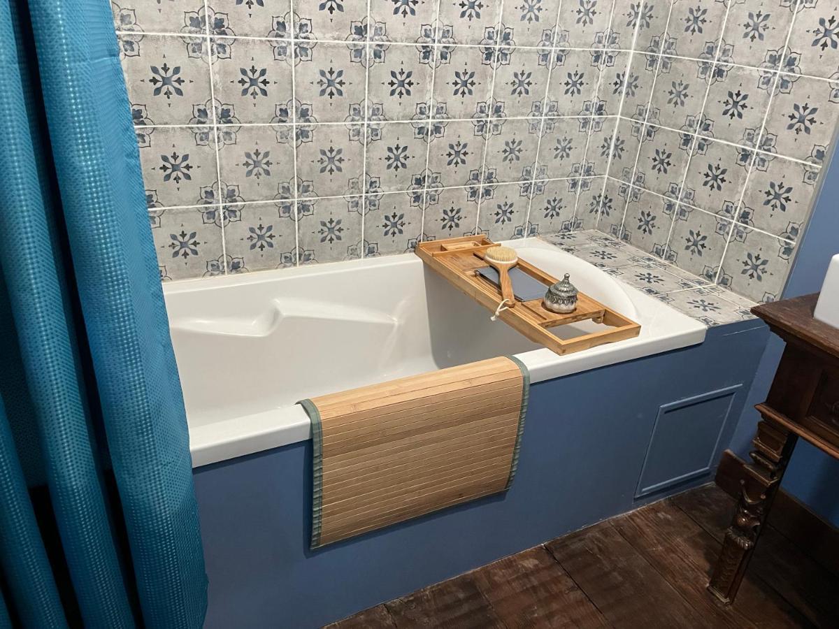 Mercier De Montigny - Les Chambres Du Beffroi - Spa Et Massage Fougères Екстериор снимка