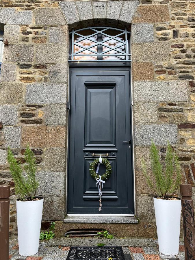 Mercier De Montigny - Les Chambres Du Beffroi - Spa Et Massage Fougères Екстериор снимка