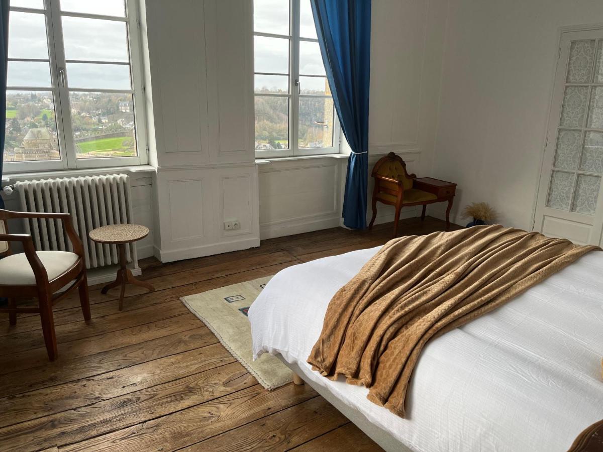 Mercier De Montigny - Les Chambres Du Beffroi - Spa Et Massage Fougères Екстериор снимка