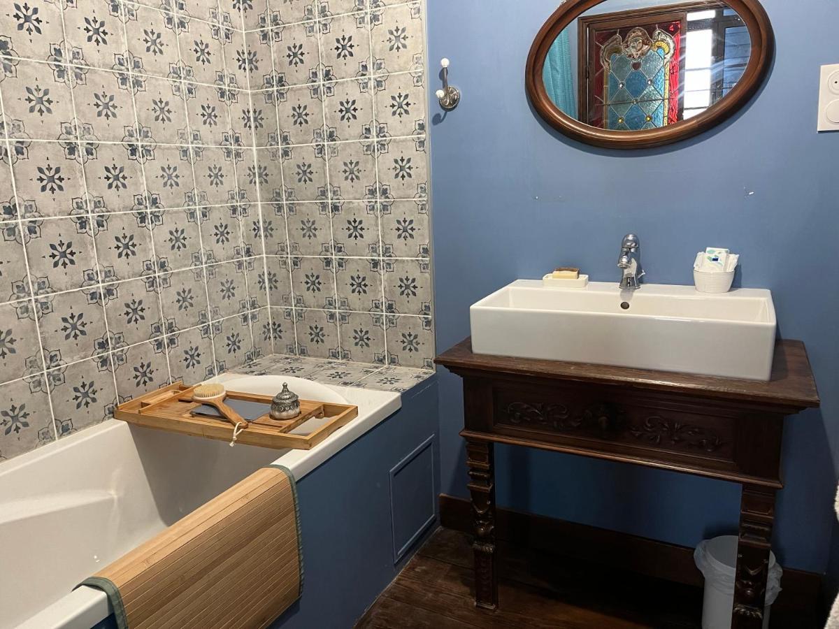 Mercier De Montigny - Les Chambres Du Beffroi - Spa Et Massage Fougères Екстериор снимка