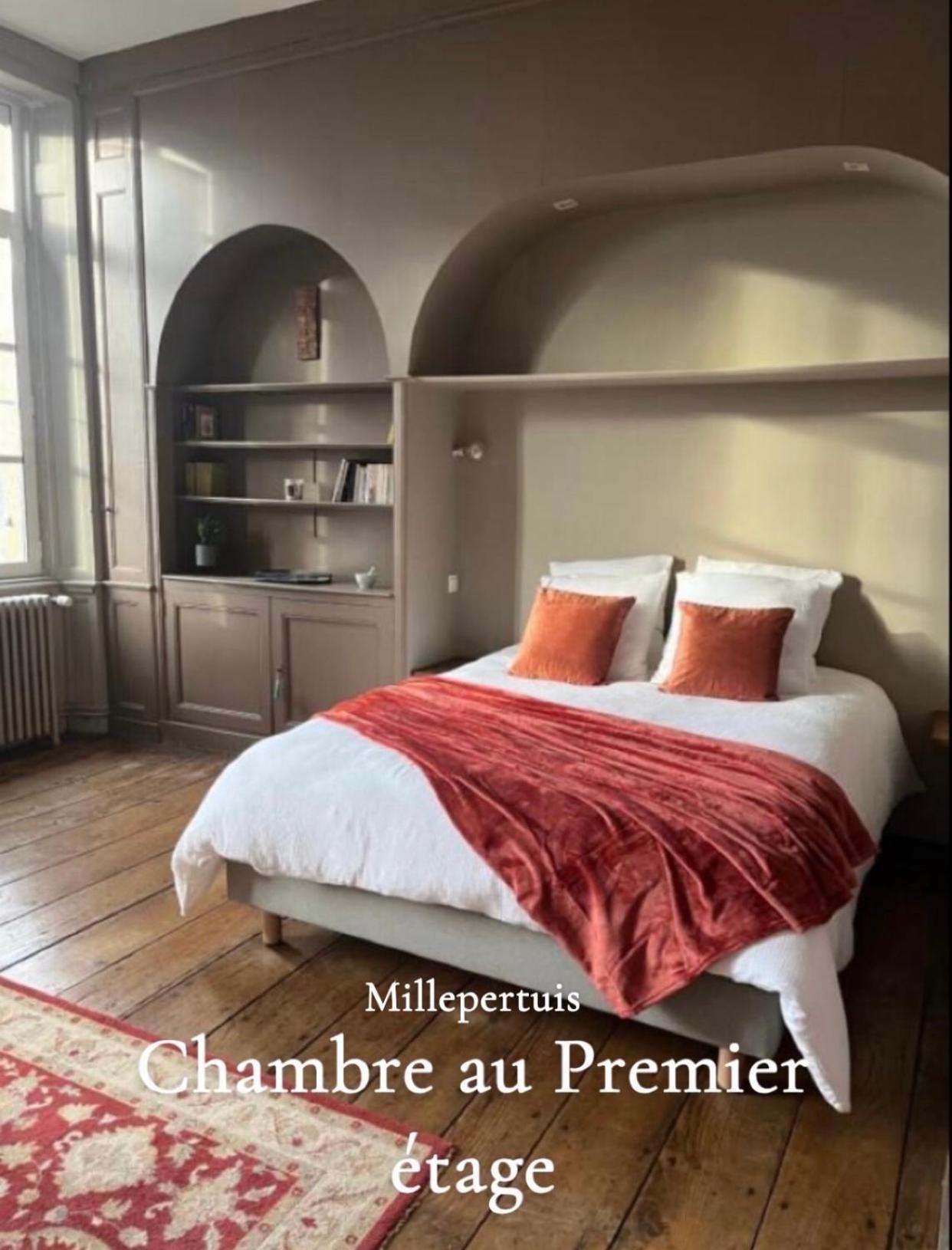 Mercier De Montigny - Les Chambres Du Beffroi - Spa Et Massage Fougères Екстериор снимка